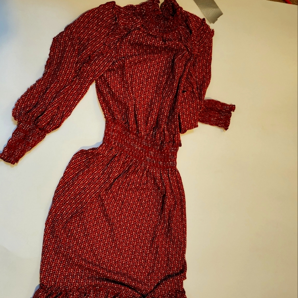 "Savor Sunset Vibes: Max Studio Women's Crepe Long Sleeve Smocked Midi Dress